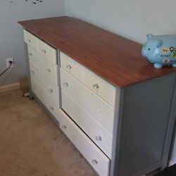 Sturdy Dresser Missing 3 Knobs