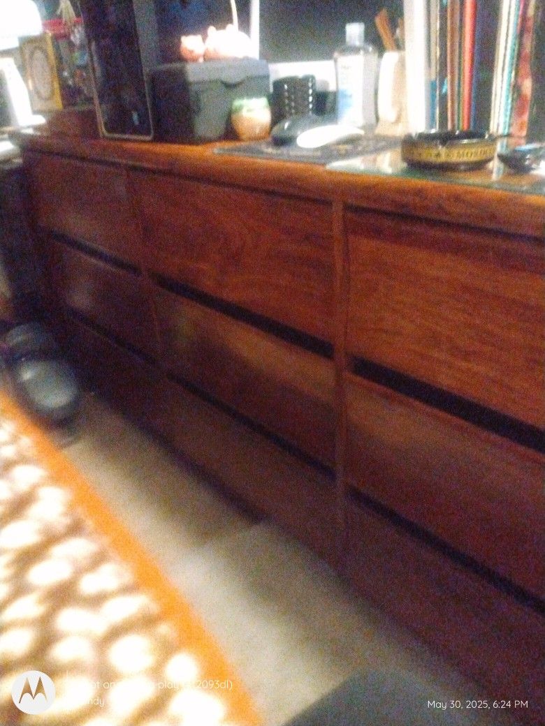 New Dresser & 2 Nightstands Set