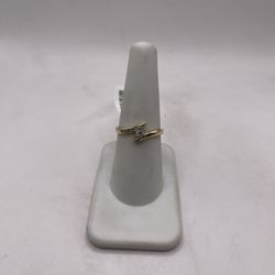 10kt Gold Engagement Style Ring w/ Elegant Design 