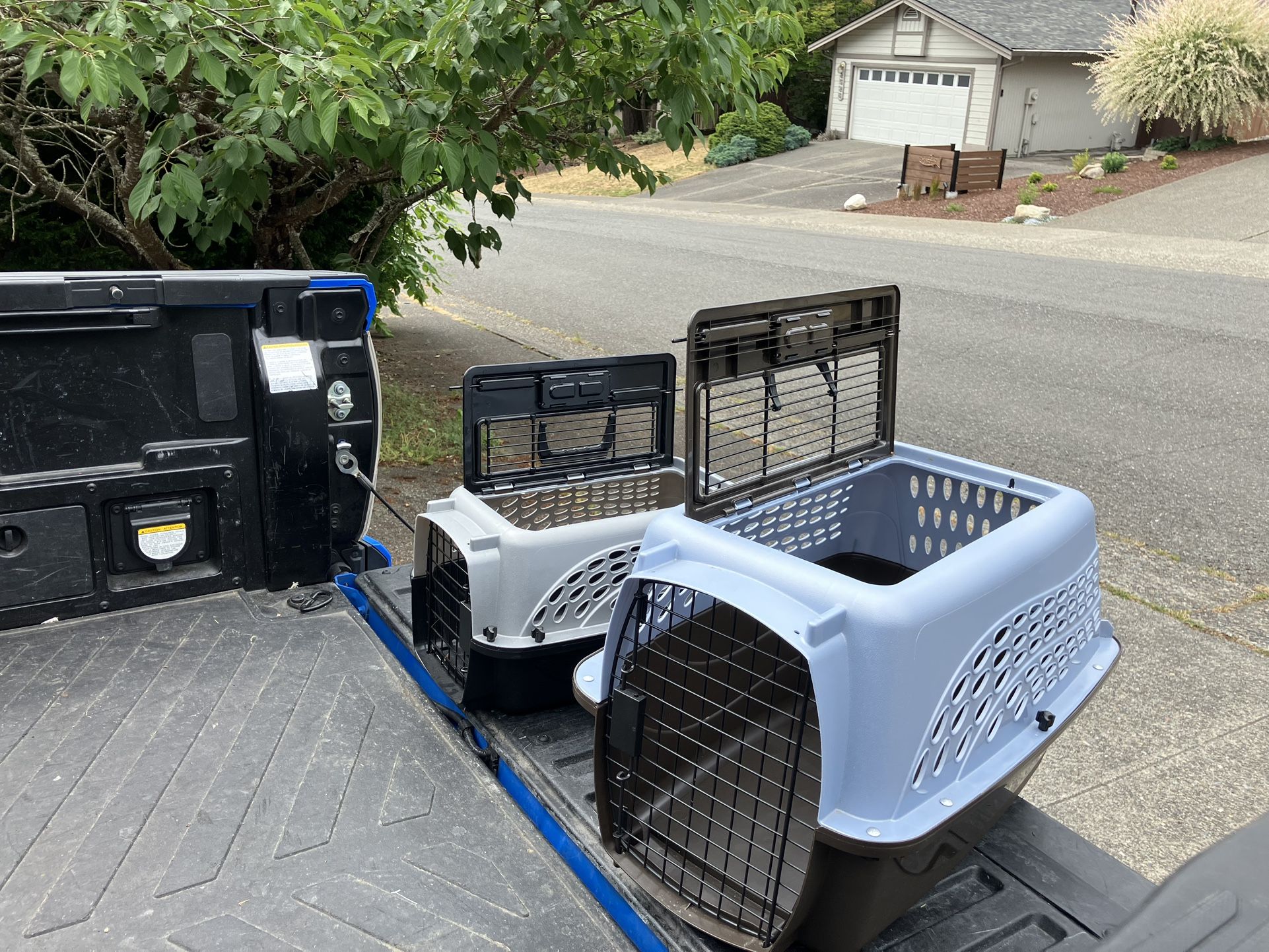 Small Dog Cat Rabbit Bunny Kennel Crate Carrier Like New 24" L by 14” W by 14” H $25 for Large Carrier $20 for Smaller Carrier