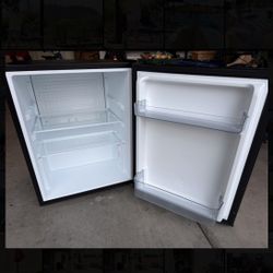 Vissani 2.6 cf Mini Refrigerator - Like New