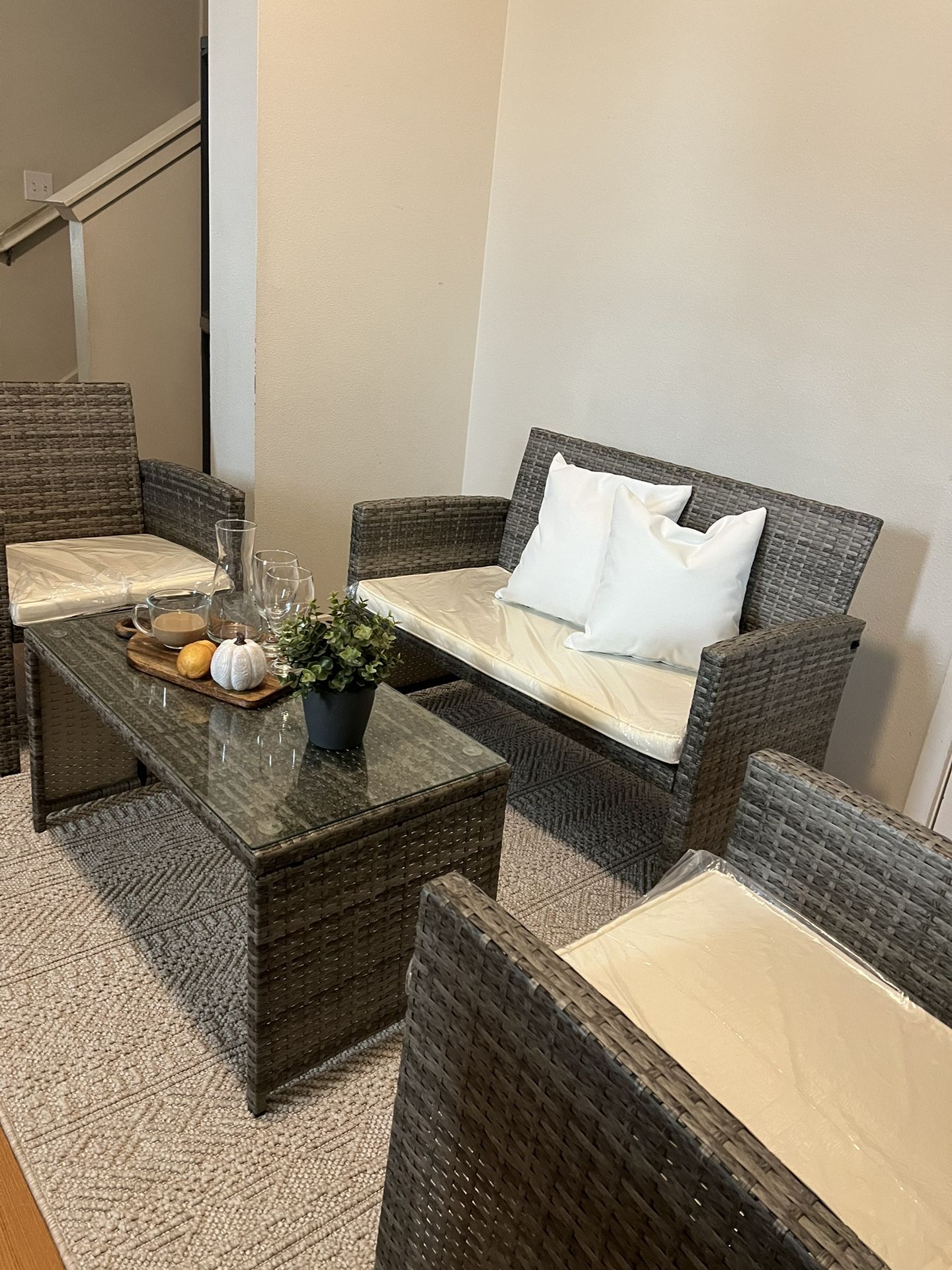 New Outdoor Furniture Set (4 Pieces)