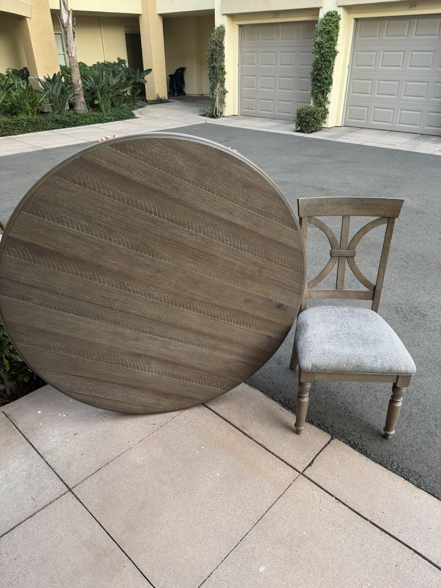 Kitchen Table Perfect Condition 4 Chairs 