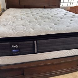 SEALY KING SIZE MATTRESS AND BOX SPRING GOOD CONDITION 