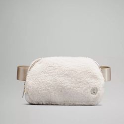 NWT Lululemon Everywhere Beltbag Fleece Cream / Ivory