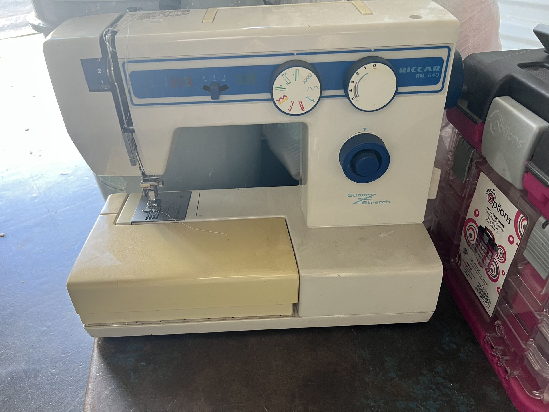 Máquina De Coser En Muy Buen Estado