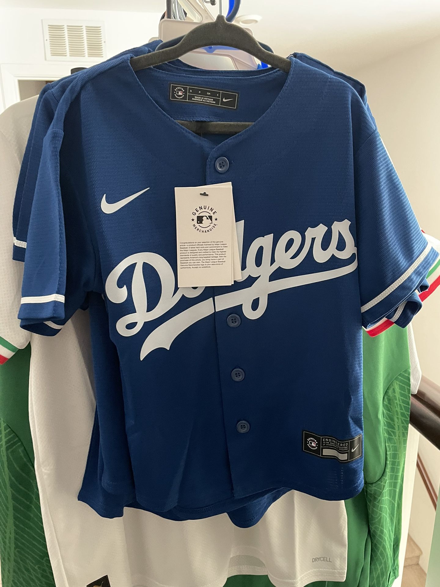 Kid's Nike Los Angeles Dodgers Bellinger Jersey Size Medium 10/12 for Sale  in Glendora, CA - OfferUp