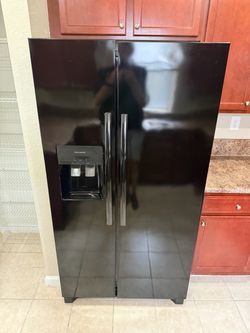 Frigidaire Black Side-by-Side Refrigerator - Ice & Water Dispenser - Excellent Condition!