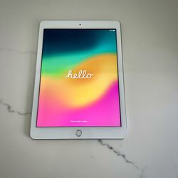 Apple iPad 6th Gen 32GB WiFi 9.7 Silver 2018 Clean