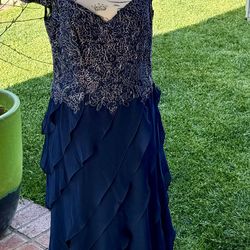 Scape Embroidered Cap Sleeve Sweetheart Neckline Tiered Gown in Navy/Silver Size 14. Only Worn Once. 
