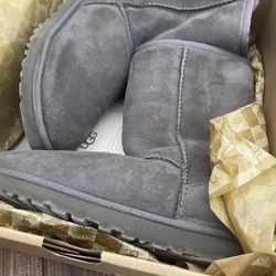 UGG Women’s Classic Short 5825