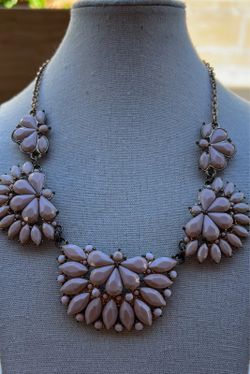 necklace pink floral design teardrop petal-shaped stone clusters on a gold tone 