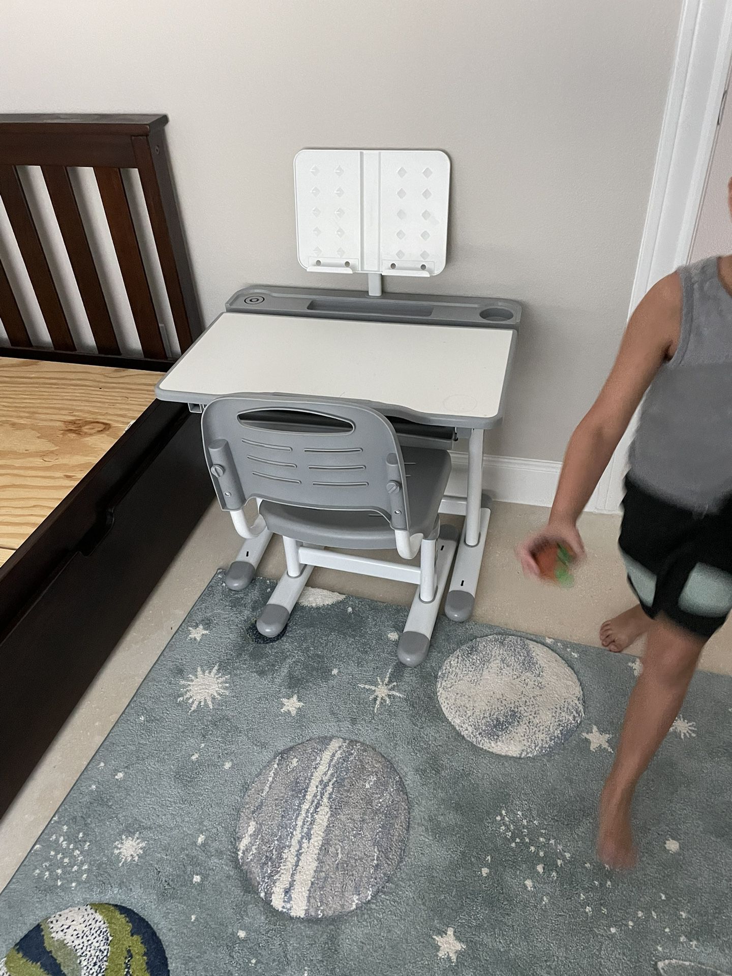 Adjustable Height Kids Chair And Desk 