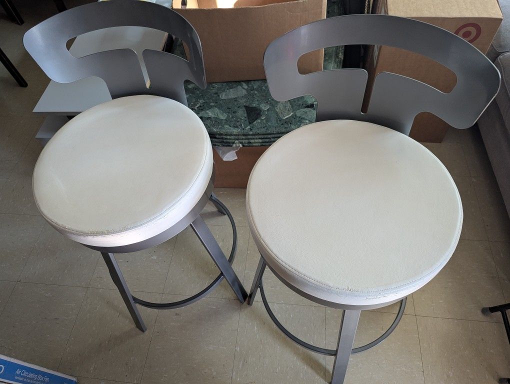 2x 360 degree swivel counter bar stools