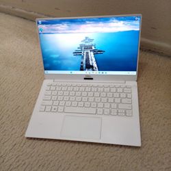 Laptop DELL XPS 13" TOUCHSCREEN INTEL i7  8gb Ram  256ssd Windows 11 LIKE NEW And Charger  INCLUDED