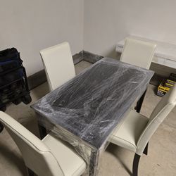 Small Kitchen Tabe With Chairs