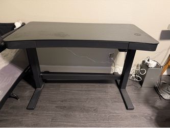 Electric standing desk