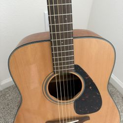 Yamaha Acoustic Guitar + Stand + Gig Bag – Excellent Condition