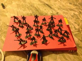 25 Vintage Greenbrier international inc green army men