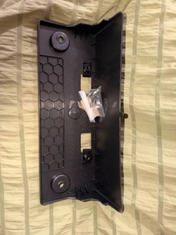Brand New OEM Nissan Kicks Front License Plate Bracket Holder (2025–2026) – 96210-7LG0A