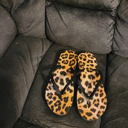 Leppard Sandles Size Large 