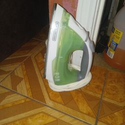 BLACK AND DECKER IRON