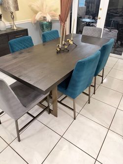 Dining Room Table / six chairs