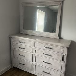 Dresser With Mirror 