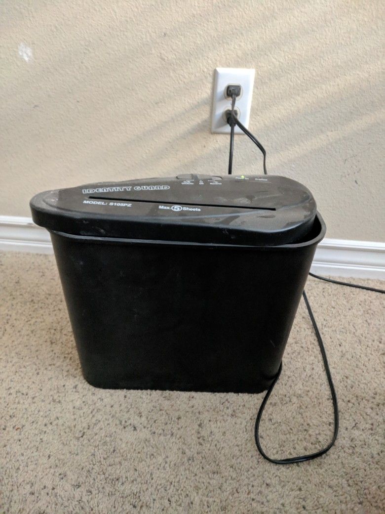 Shredder With Basket. 5 Sheets. Straight Cut. Rarely Used.