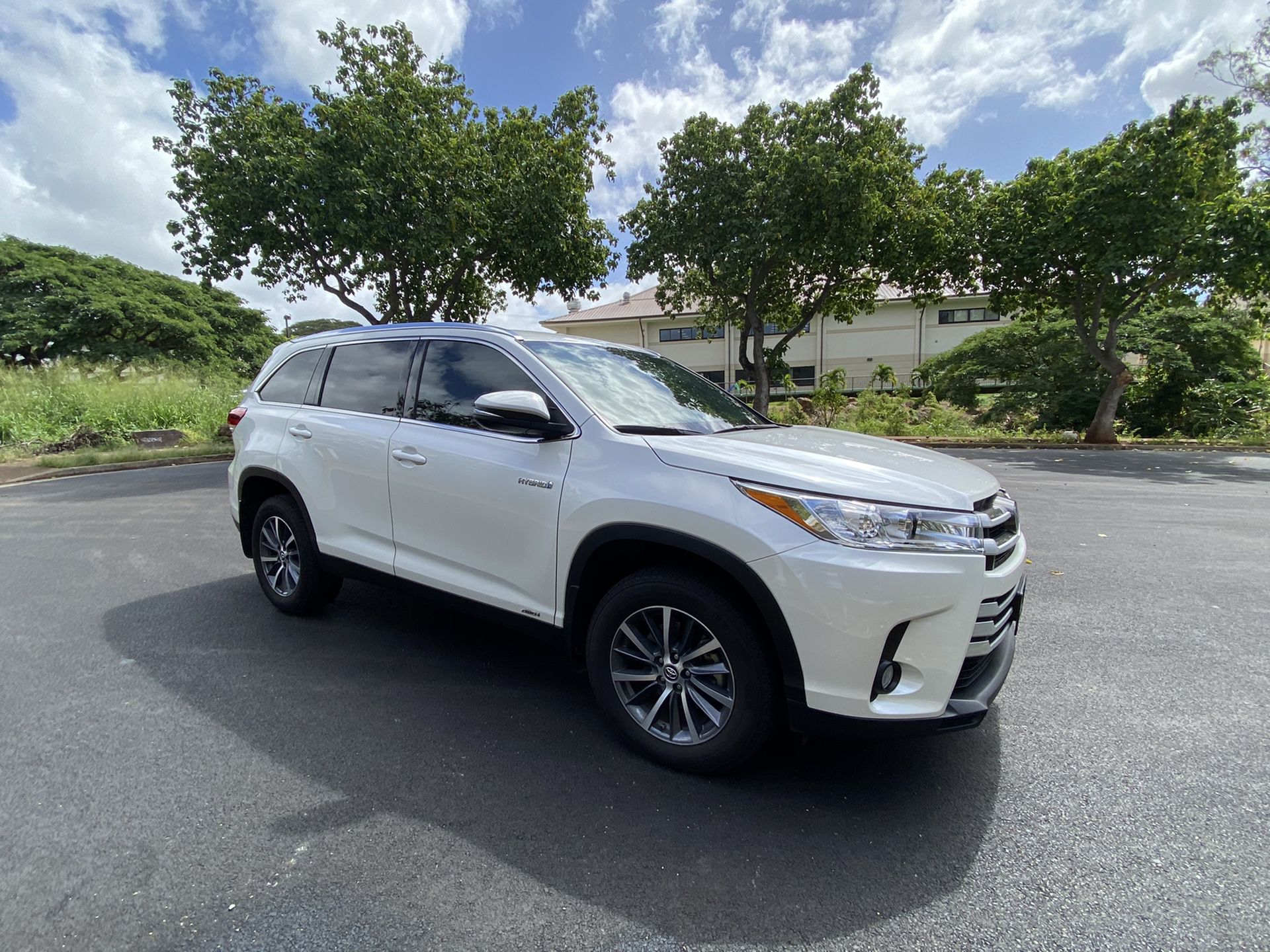 **Like NEW 2019 Toyota Highlander Hybrid XLE $37,000