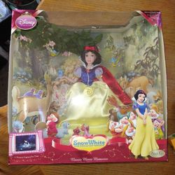 New In Box Brass Key Keepsakes Snow White Porcelain Doll