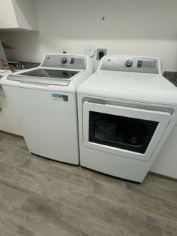 GE Washer & Dryer Set – Excellent Condition – Works Perfect