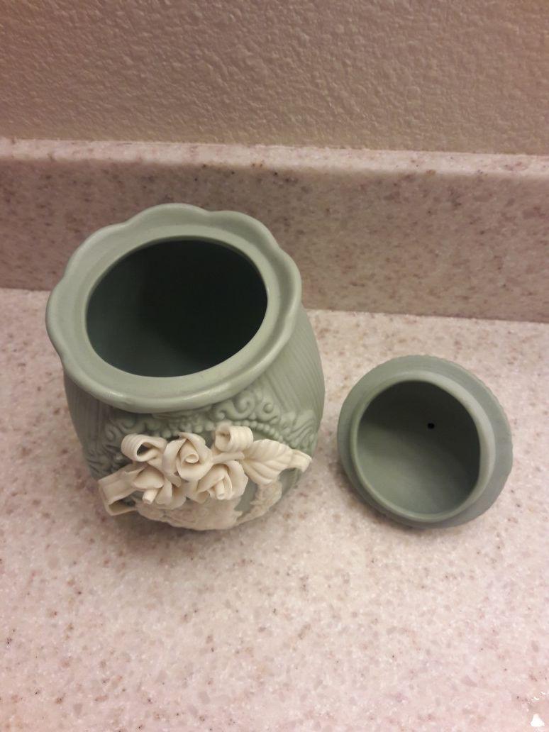 Ceramic jar, 7 in. tall, unique detailed design, please read the description. Check out my other offers. Pick up near 51st Avenue and Olive