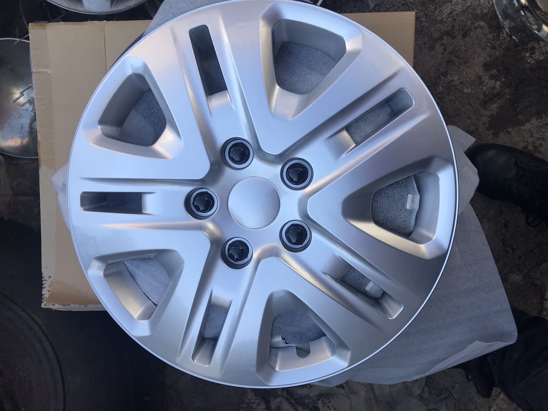 4 Hubcaps 17” Chrysler dodge replica