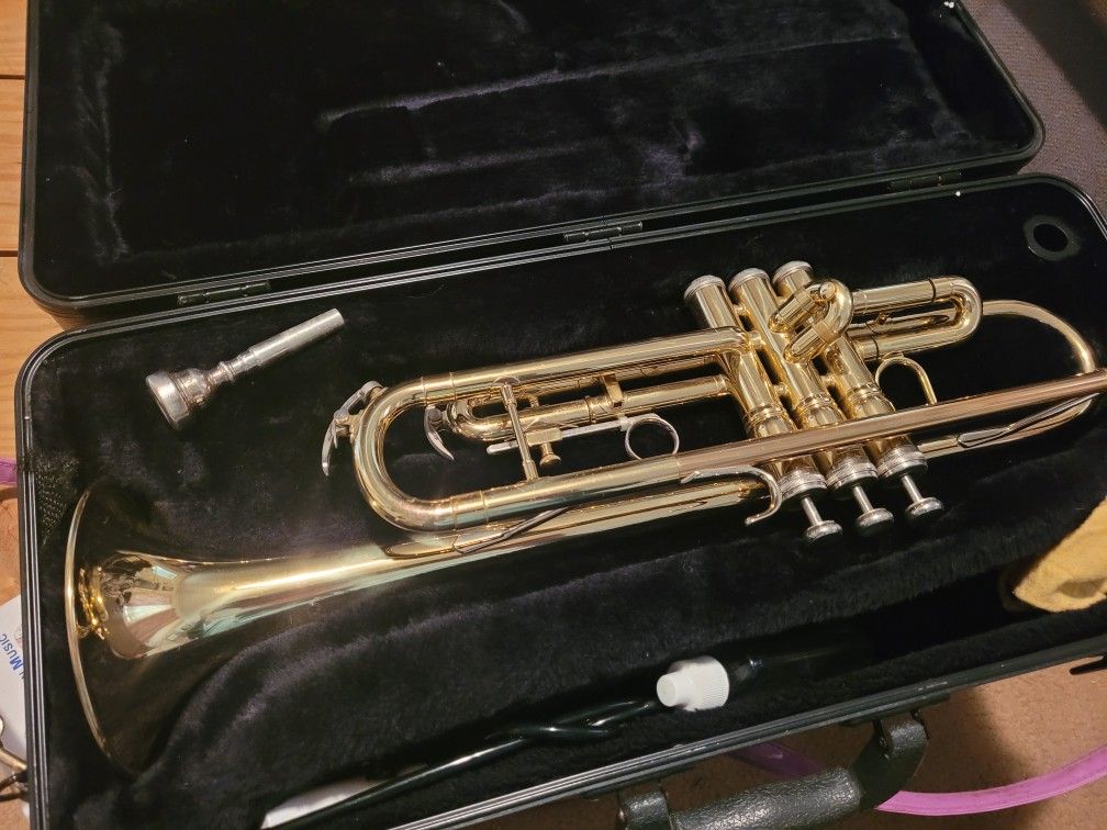 Trumpet With Case And Cleaning Set