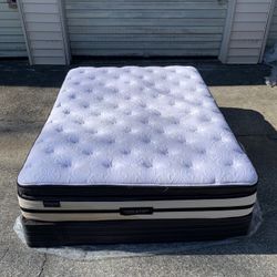 Pillowtop Queen mattress w/ Boxspring 
