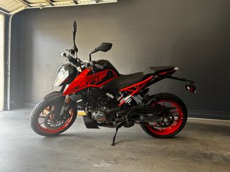 DUKE 200 low miles.