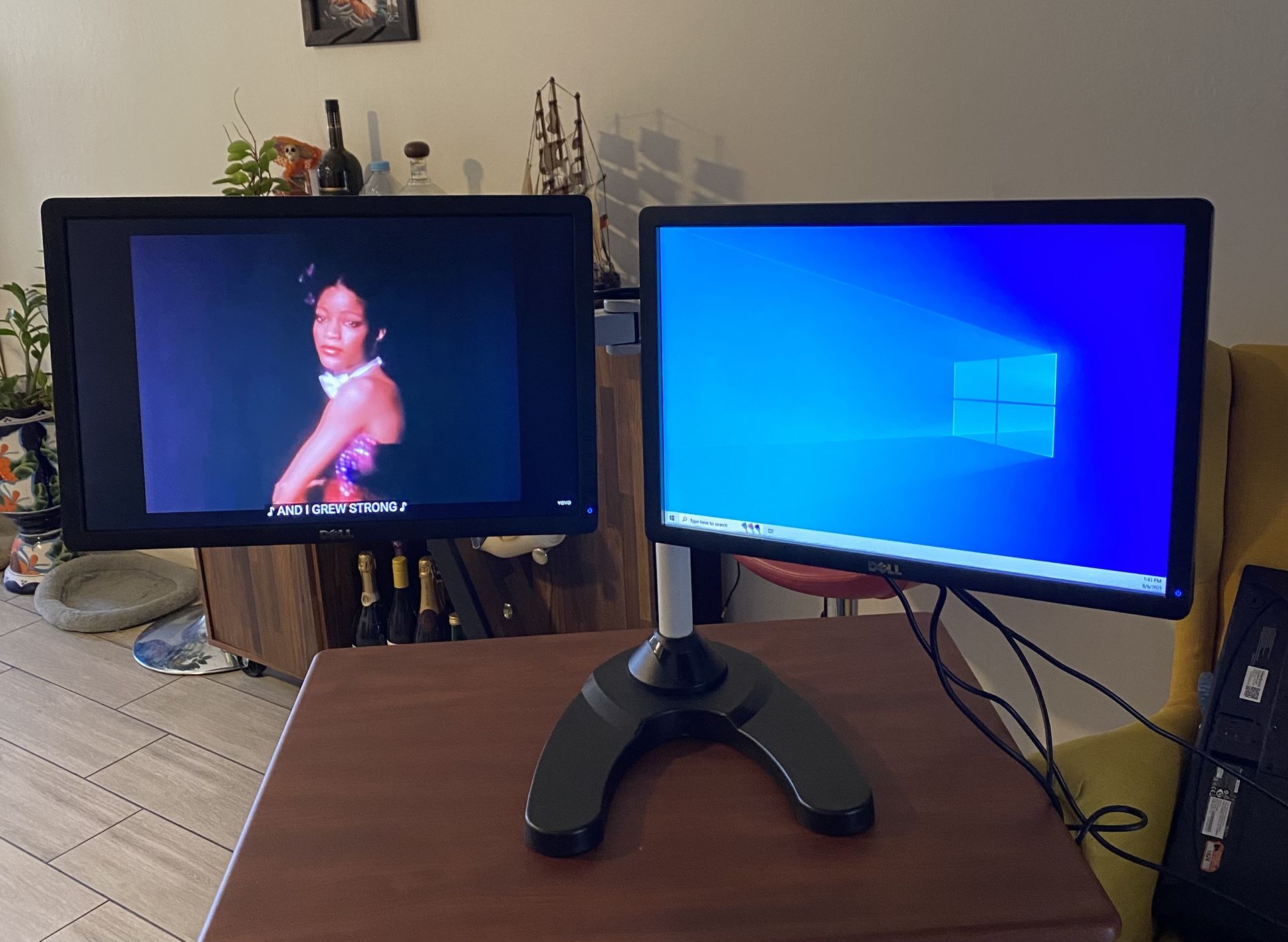 Dual Dell P1913b LED LCD Monitor- 19"  VGA and display port.  Nothing wrong