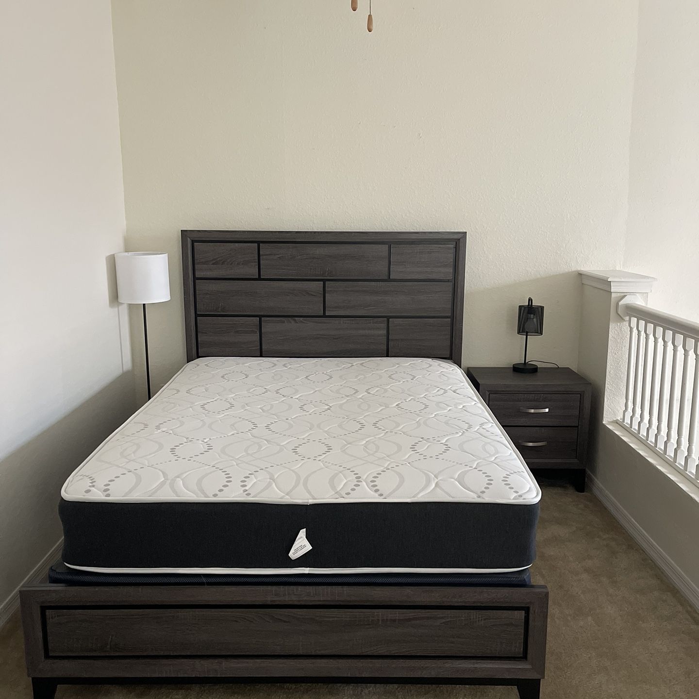 Queen Bet Set w/ Mattress and Box Spring