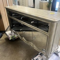 Buffet/credenza. Dresser