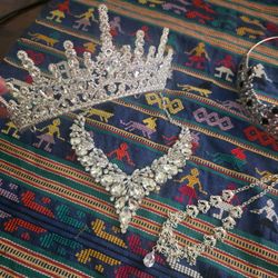 Crown with set