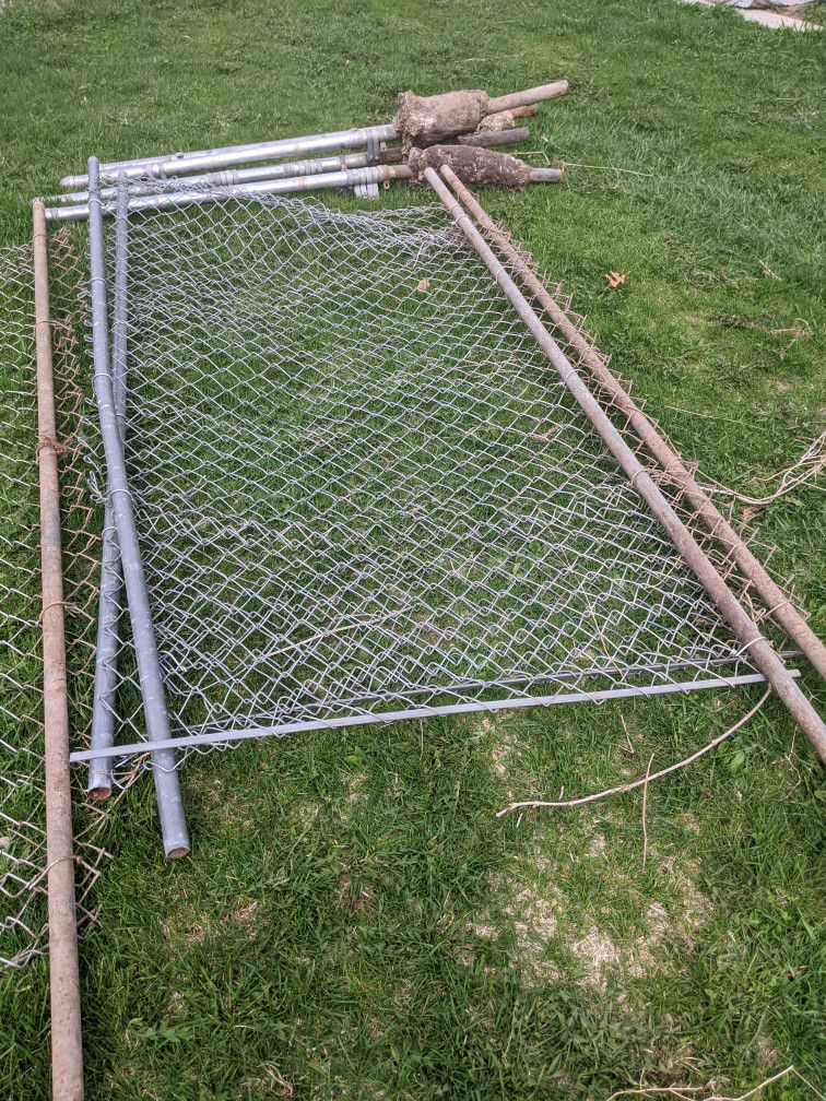 Chain Link Fences ,Three Sections And A Door Total 20 Feet