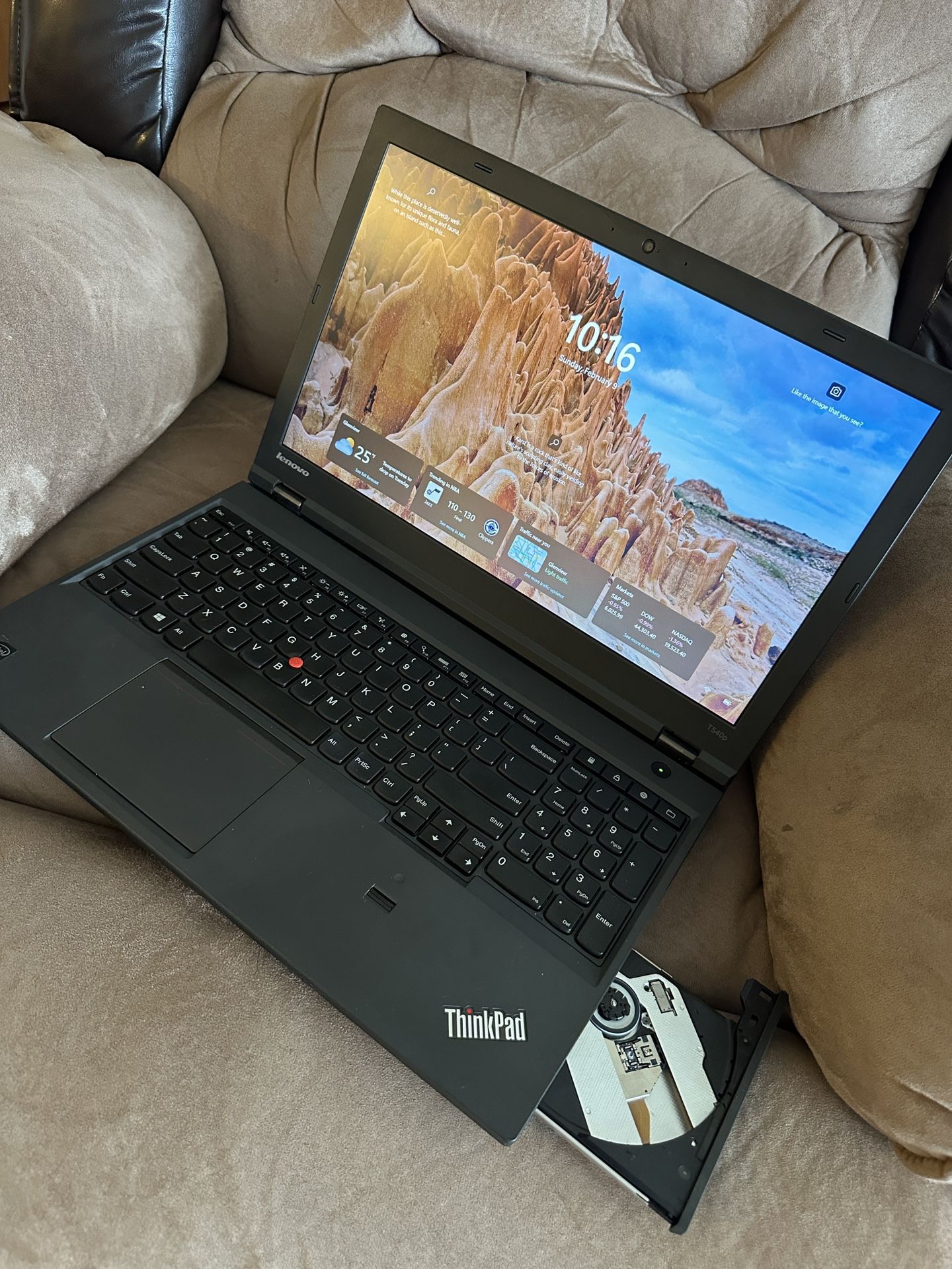 Like New 15” Lenovo laptop i7 CPU *SSD Drive *G-Force Video Card *DVD-RW