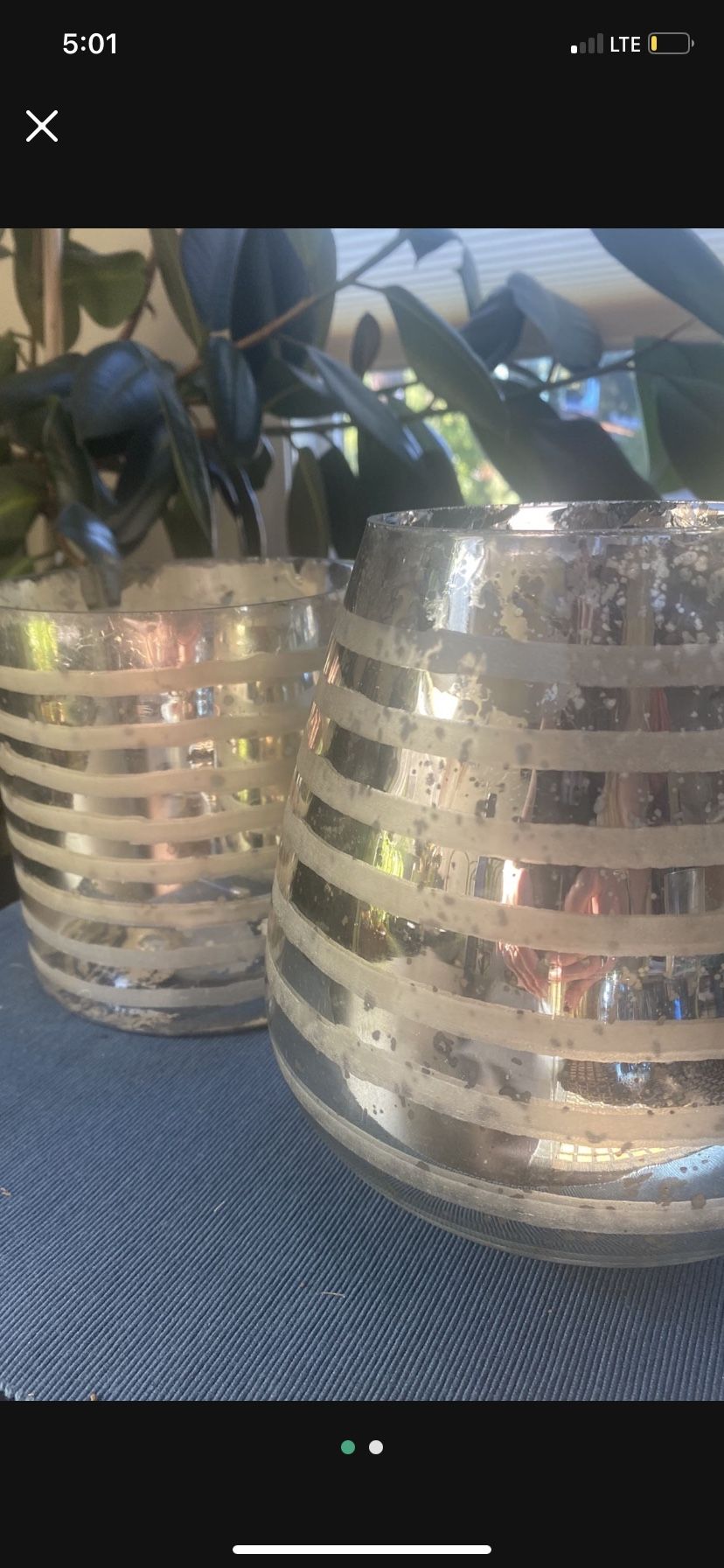 2 gold decorative Vases