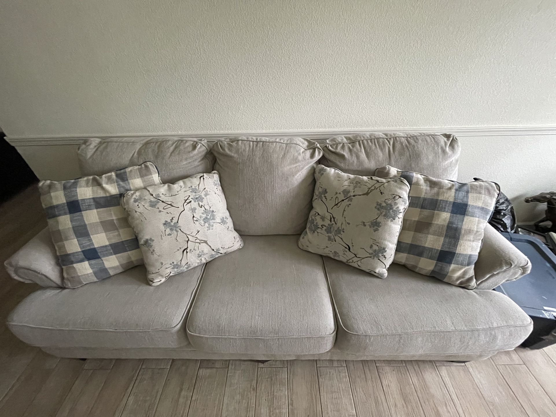 Couches With Pillows