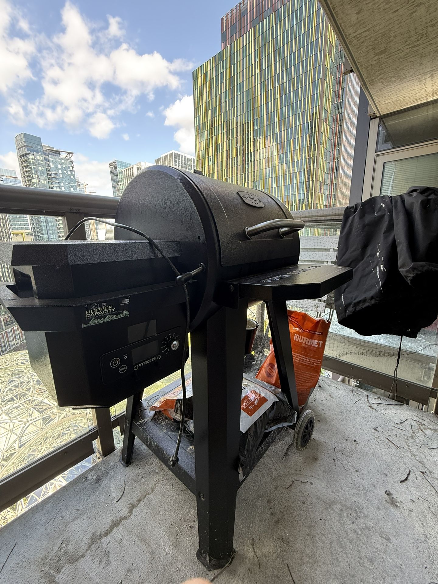 Compact Pit Boss / Traeger Smoker – Powerful, with Extras!