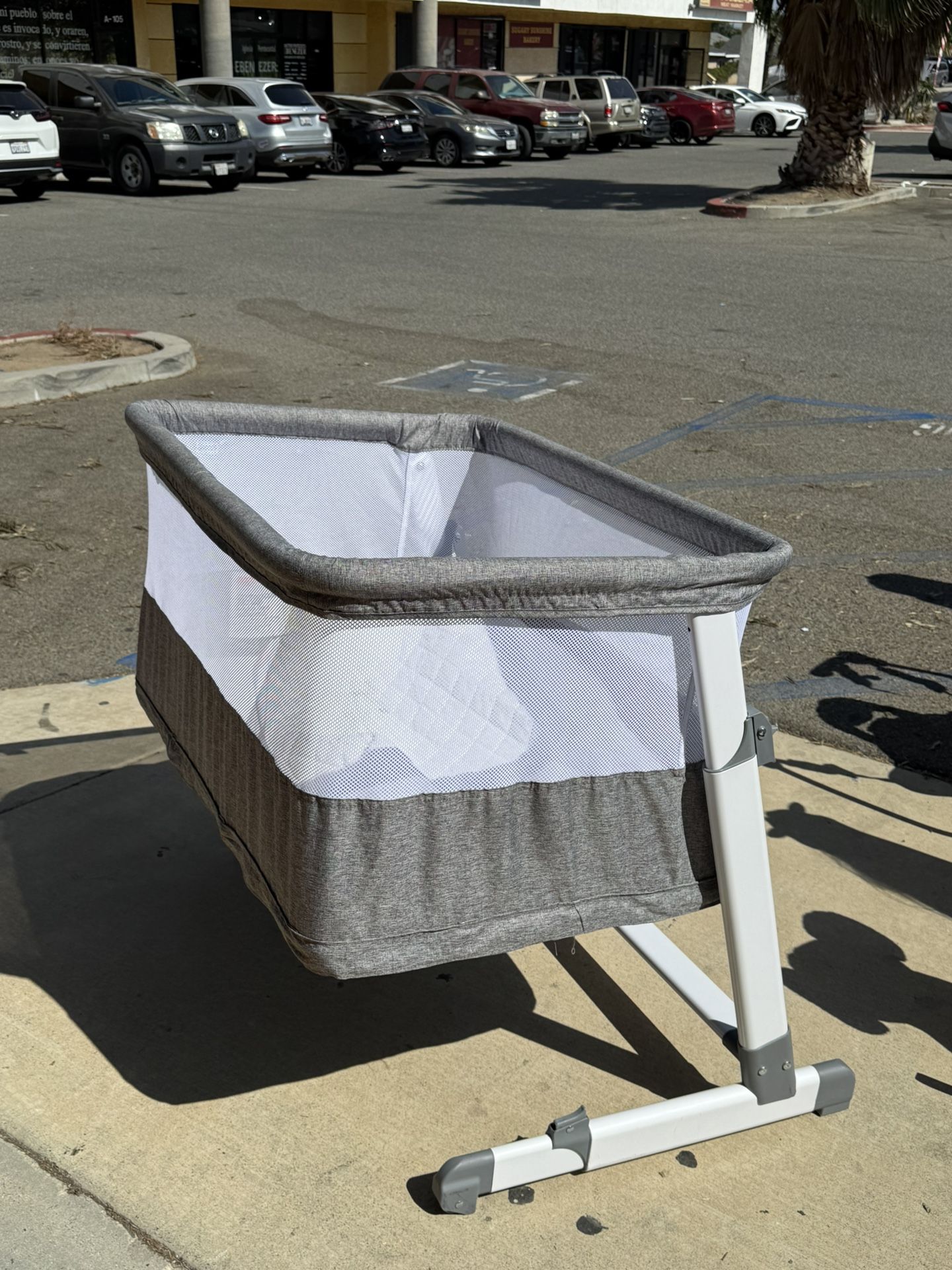 Simmons Kids Bedside Bassinet Gently Loved