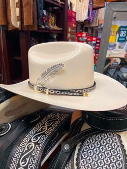 Sombrero de 5000X con toquilla de plata y pluma de alpaca