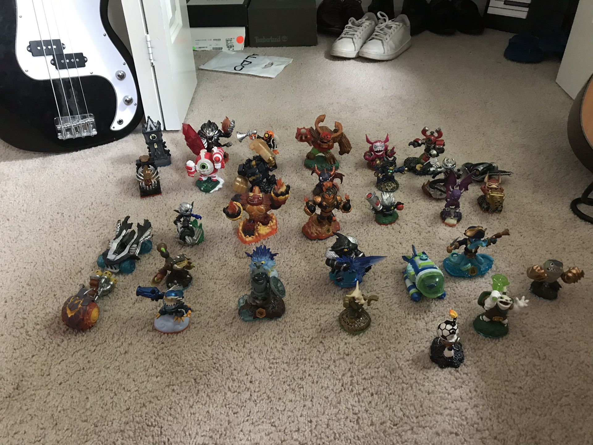 Sky landers for the Xbox tree 60 I got 4 different kind I got Skylanders giants sky landers swap fore dark edition sky landers trap team dark editio