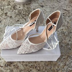 White Ivory Lace Heel Size 8/8.5